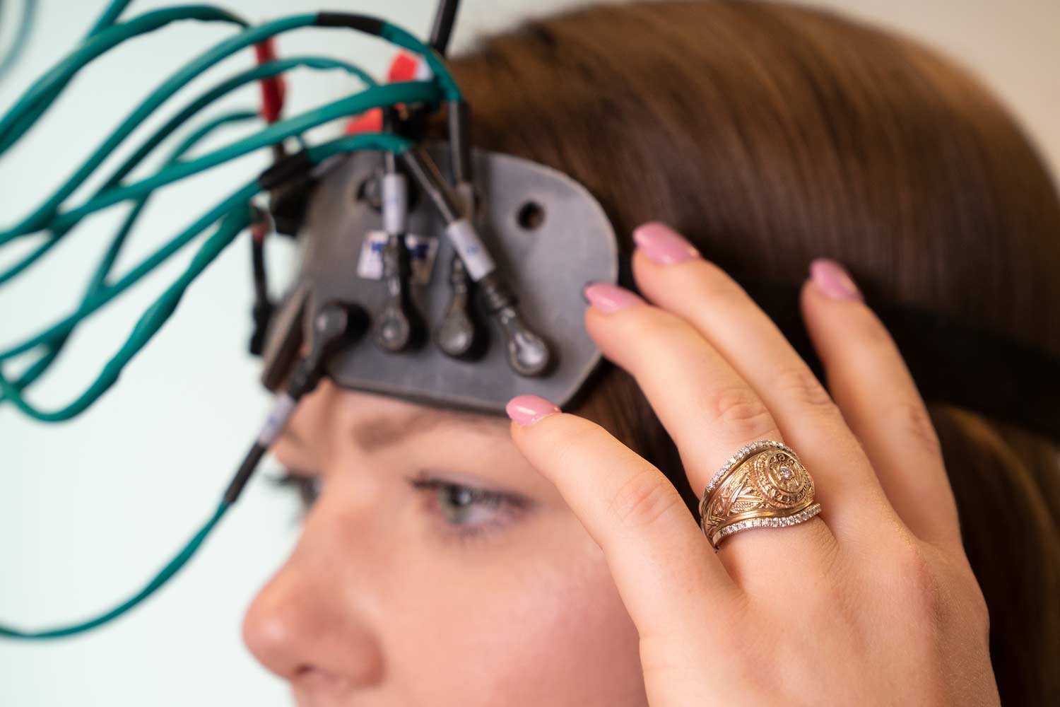 An 91Ƶ student with wires connected to her head for a research project