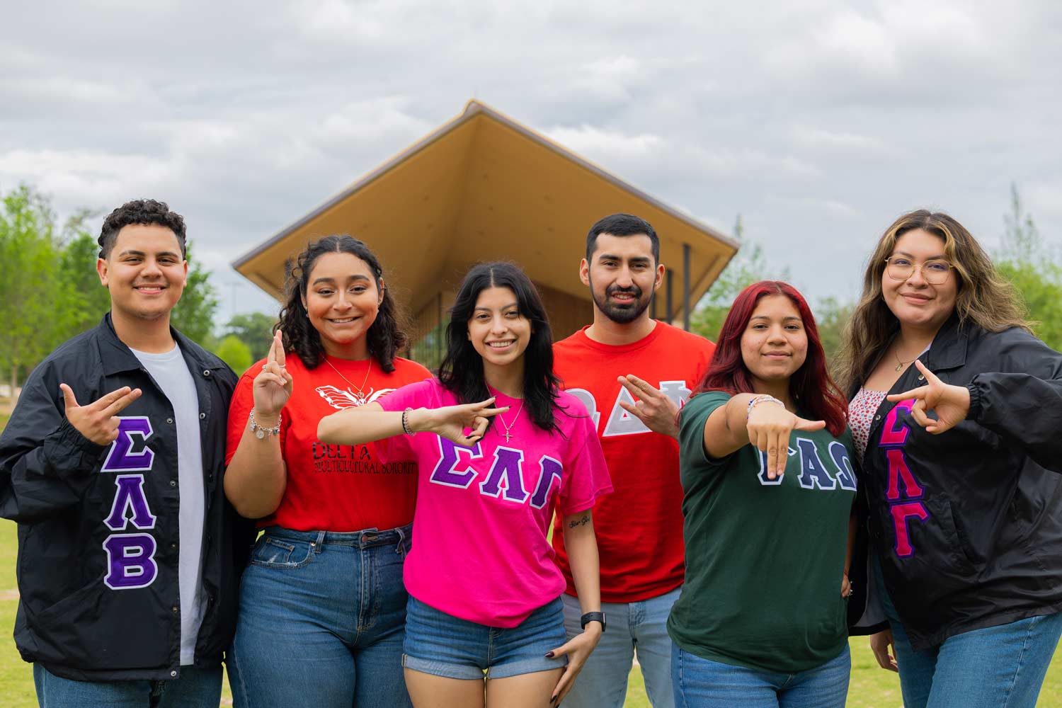 Greek Life student members pose in front of the pavilion at 91Ƶ Park